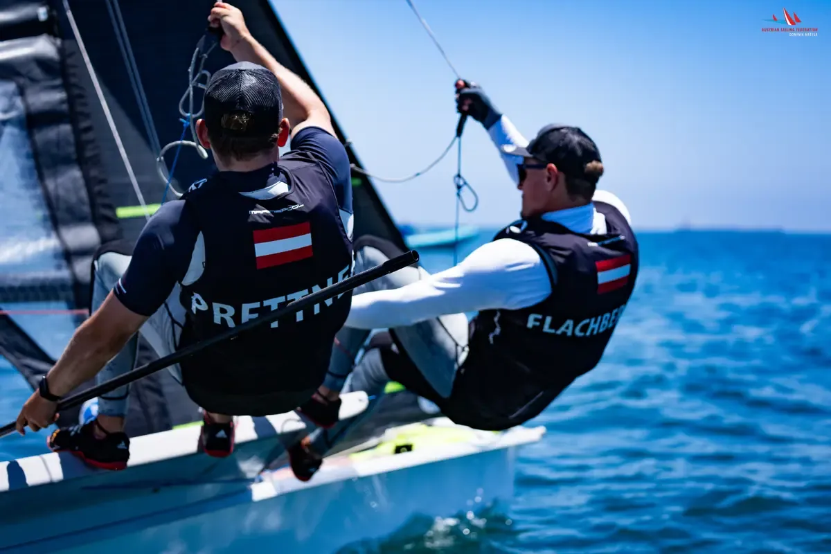 Keanu Prettner und Jakob Flachberger segelten auf Platz sechs. | Foto: OeSV/Dominik Matesa